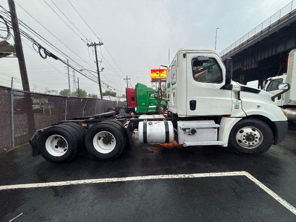 Day Cab Tractor-Heavy Duty Tractors-Freightliner-2020-T12664ST-North Bergen-NJ-575,948\n\t\tmiles-$ 35,750 - Image 8