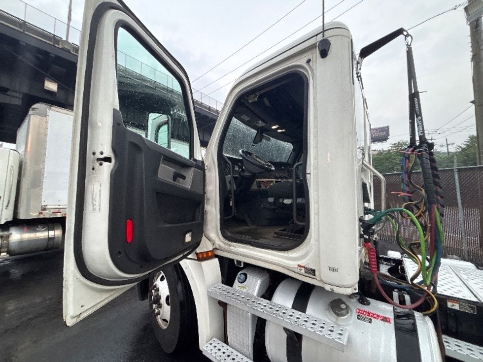 Day Cab Tractor-Heavy Duty Tractors-Freightliner-2020-T12664ST-North Bergen-NJ-575,948\n\t\tmiles-$ 35,750 - Image 9