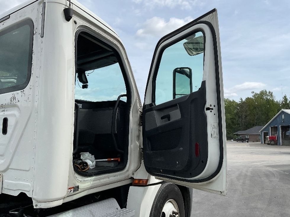 Day Cab Tractor-Heavy Duty Tractors-Freightliner-2020-T12664ST-North Bergen-NJ-590,944\n\t\tmiles-$ 35,250 - Image 12