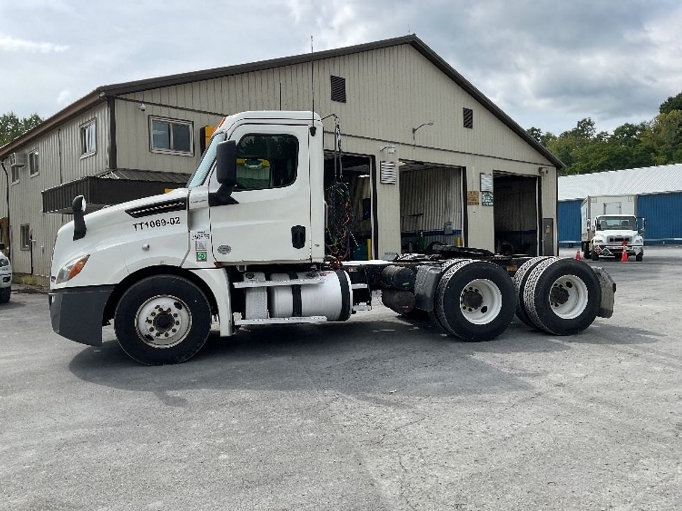 Day Cab Tractor-Heavy Duty Tractors-Freightliner-2020-T12664ST-North Bergen-NJ-590,944\n\t\tmiles-$ 35,250 - Image 4