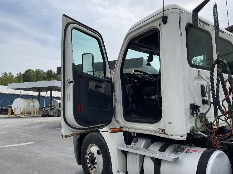 Day Cab Tractor-Heavy Duty Tractors-Freightliner-2020-T12664ST-North Bergen-NJ-590,944\n\t\tmiles-$ 35,250 - Image 9