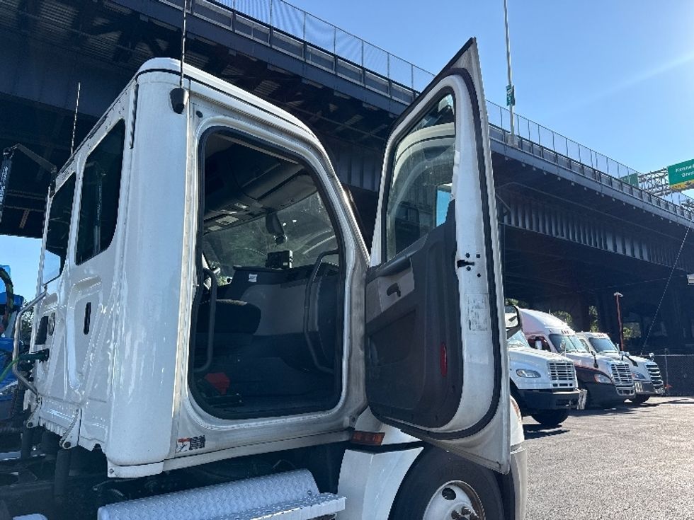 Day Cab Tractor-Heavy Duty Tractors-Freightliner-2020-T12664ST-North Bergen-NJ-600,201\n\t\tmiles-$ 34,250 - Image 12
