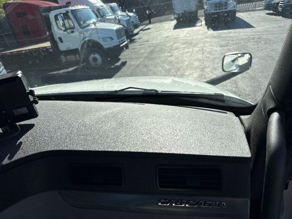 Day Cab Tractor-Heavy Duty Tractors-Freightliner-2020-T12664ST-North Bergen-NJ-600,201\n\t\tmiles-$ 34,250 - Image 13