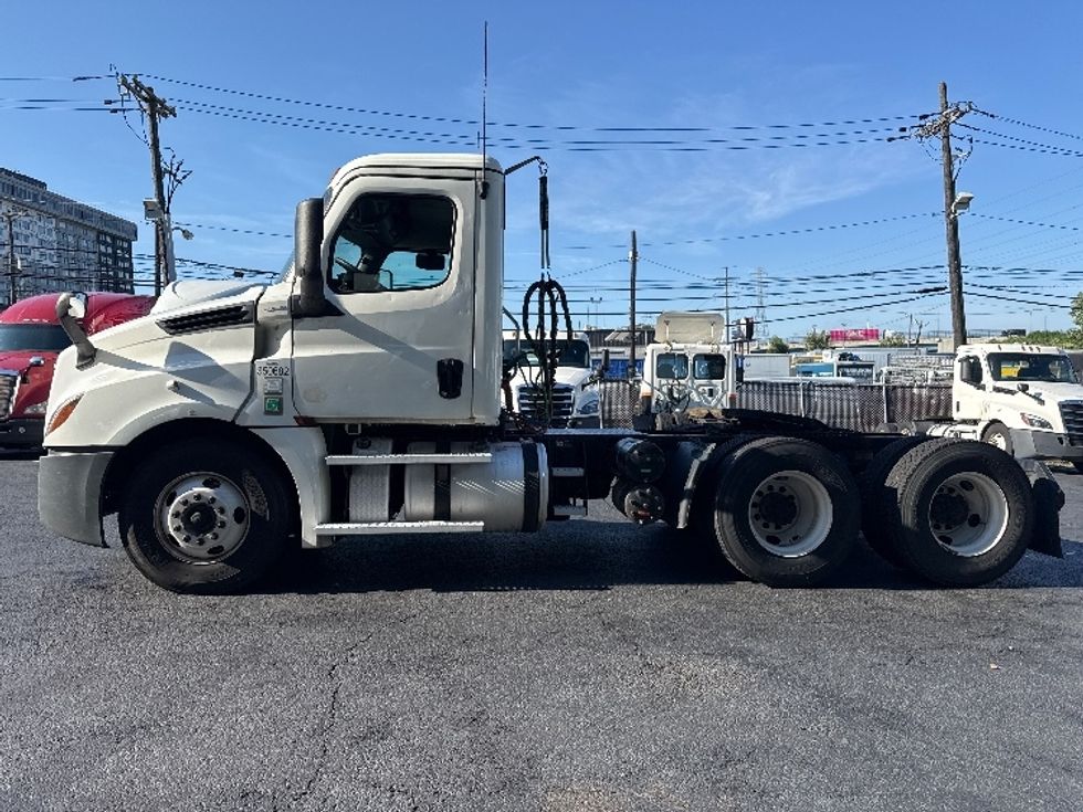 Day Cab Tractor-Heavy Duty Tractors-Freightliner-2020-T12664ST-North Bergen-NJ-600,201\n\t\tmiles-$ 34,250 - Image 4