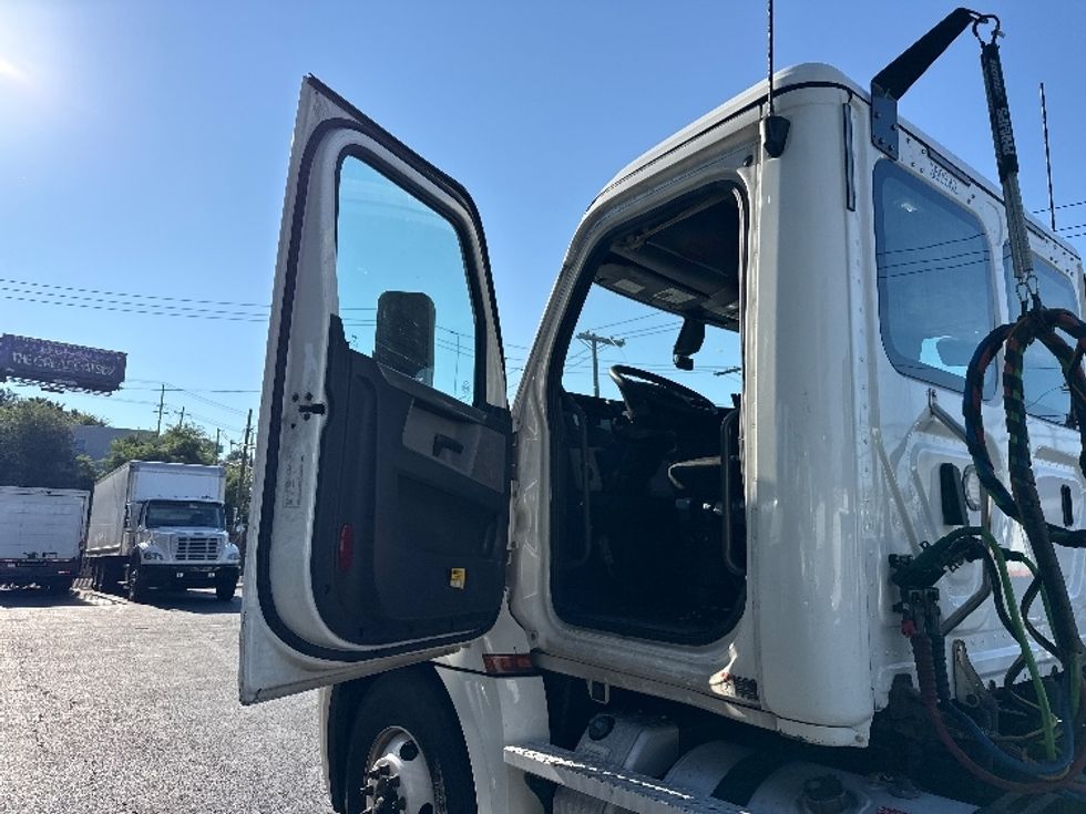 Day Cab Tractor-Heavy Duty Tractors-Freightliner-2020-T12664ST-North Bergen-NJ-600,201\n\t\tmiles-$ 34,250 - Image 9