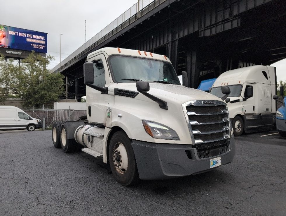 Day Cab Tractor-Heavy Duty Tractors-Freightliner-2020-T12664ST-North Bergen-NJ-615,154\n\t\tmiles-$ 31,750 - Image 1