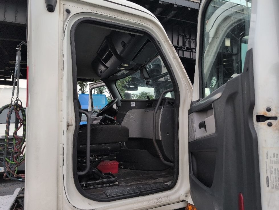 Day Cab Tractor-Heavy Duty Tractors-Freightliner-2020-T12664ST-North Bergen-NJ-615,154\n\t\tmiles-$ 31,750 - Image 12