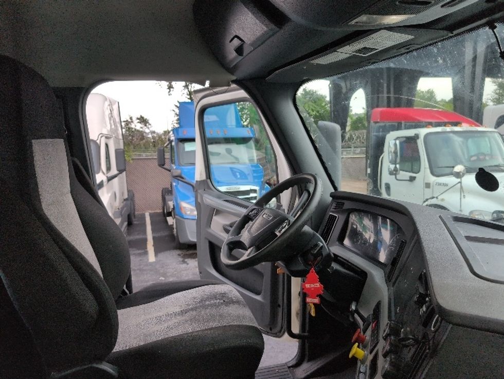 Day Cab Tractor-Heavy Duty Tractors-Freightliner-2020-T12664ST-North Bergen-NJ-615,154\n\t\tmiles-$ 31,750 - Image 14