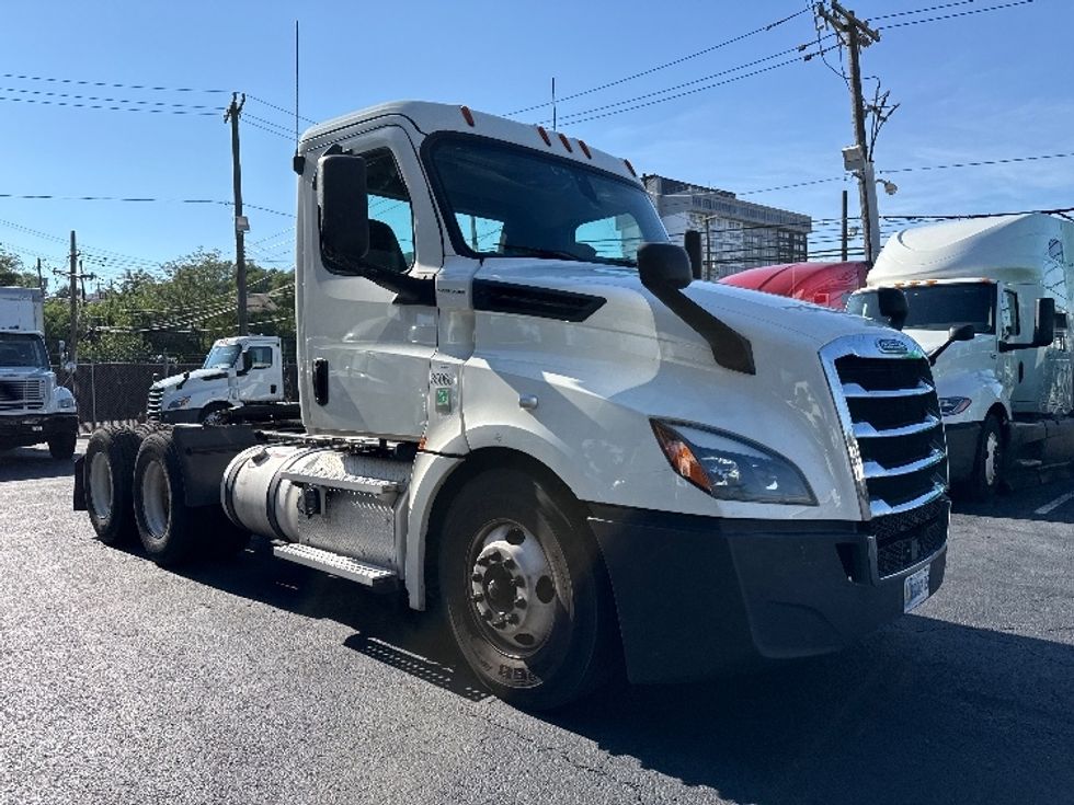 Day Cab Tractor-Heavy Duty Tractors-Freightliner-2020-T12664ST-North Bergen-NJ-618,179\n\t\tmiles-$ 32,500 - Image 1