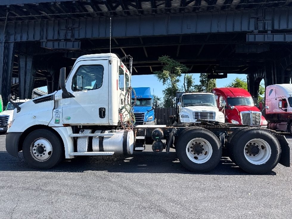 Day Cab Tractor-Heavy Duty Tractors-Freightliner-2020-T12664ST-North Bergen-NJ-618,179\n\t\tmiles-$ 32,500 - Image 4