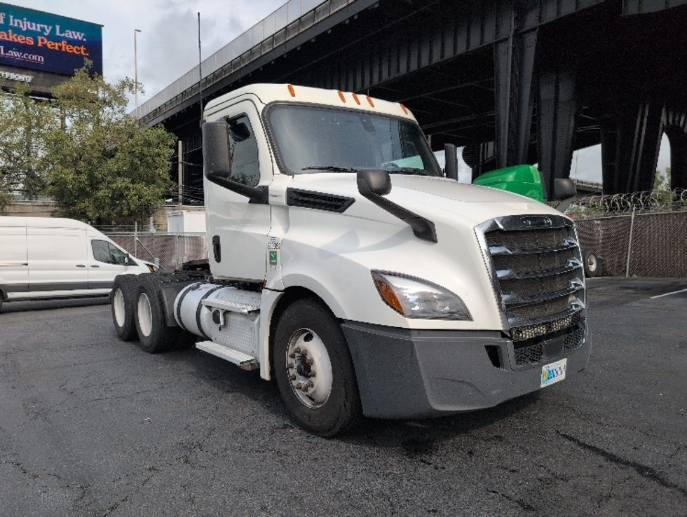 Day Cab Tractor-Heavy Duty Tractors-Freightliner-2020-T12664ST-North Bergen-NJ-625,515\n\t\tmiles-$ 30,750 - Image 1