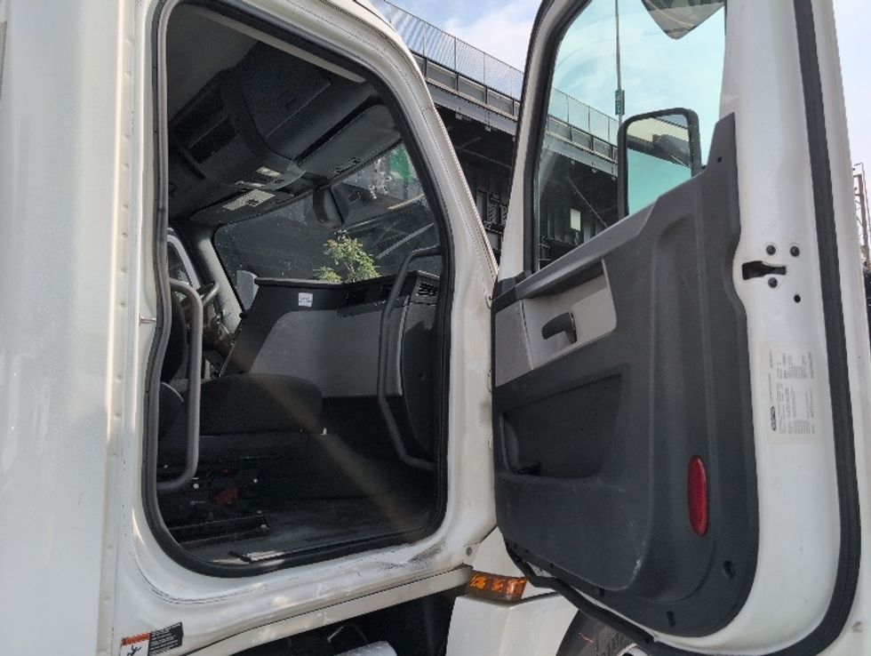 Day Cab Tractor-Heavy Duty Tractors-Freightliner-2020-T12664ST-North Bergen-NJ-625,515\n\t\tmiles-$ 30,750 - Image 12