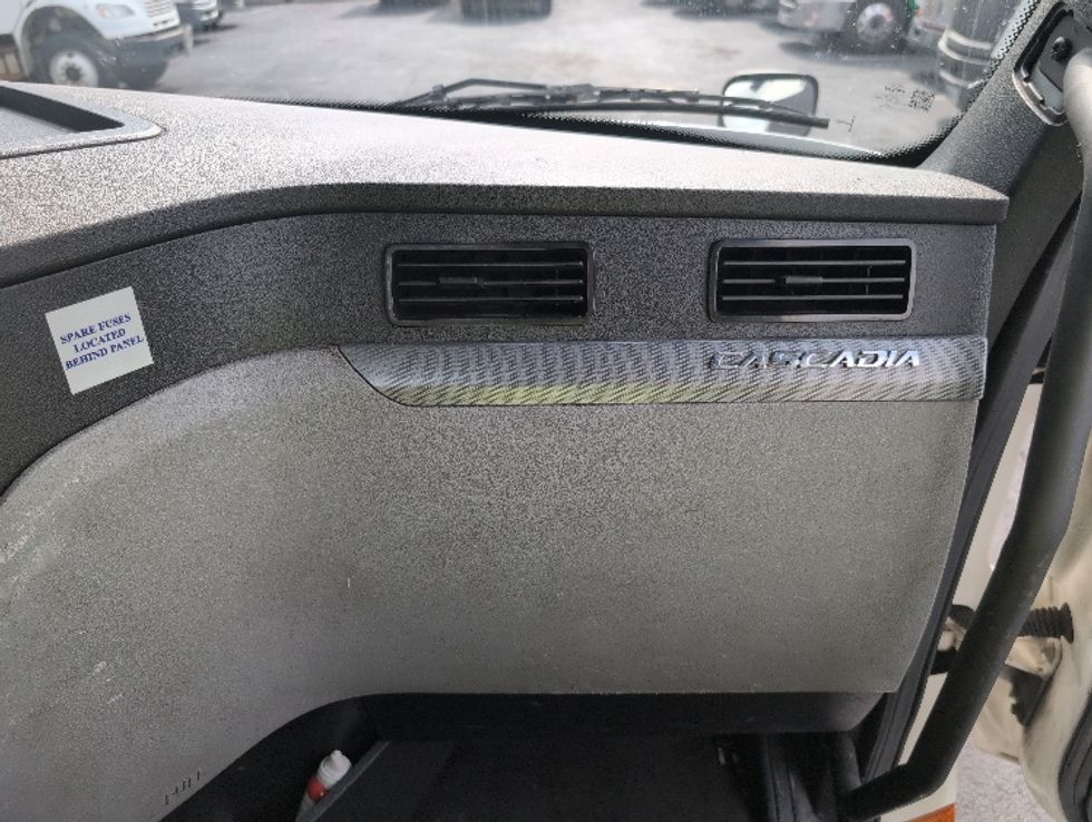 Day Cab Tractor-Heavy Duty Tractors-Freightliner-2020-T12664ST-North Bergen-NJ-625,515\n\t\tmiles-$ 30,750 - Image 13