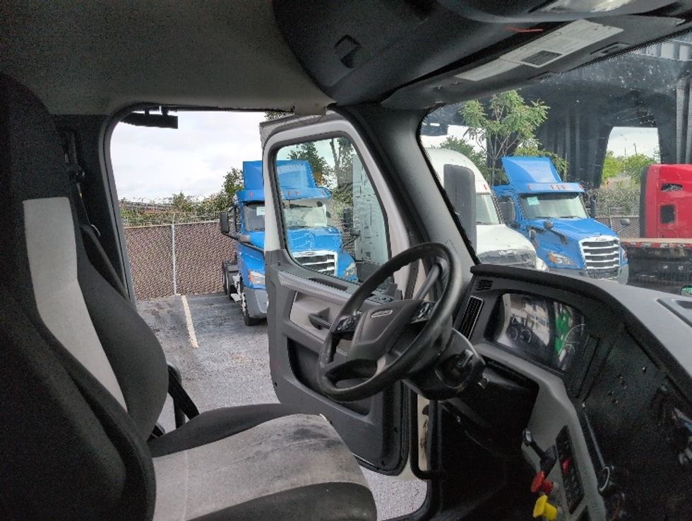 Day Cab Tractor-Heavy Duty Tractors-Freightliner-2020-T12664ST-North Bergen-NJ-625,515\n\t\tmiles-$ 30,750 - Image 14