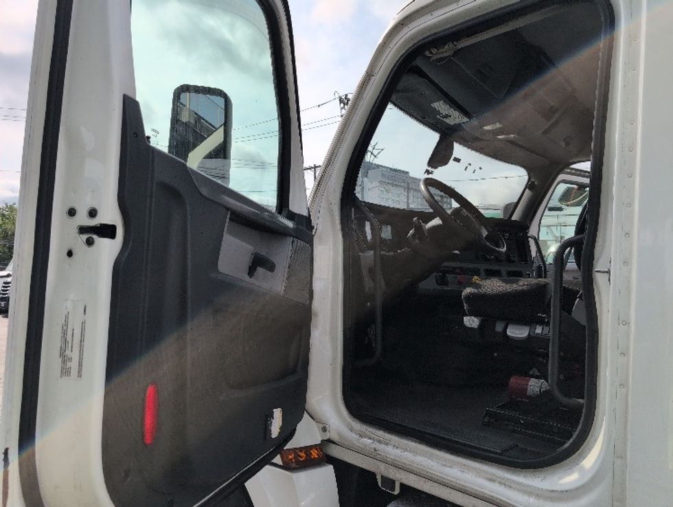 Day Cab Tractor-Heavy Duty Tractors-Freightliner-2020-T12664ST-North Bergen-NJ-625,515\n\t\tmiles-$ 30,750 - Image 9