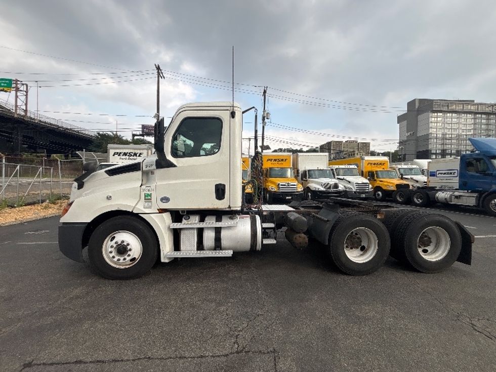 Day Cab Tractor-Heavy Duty Tractors-Freightliner-2020-T12664ST-North Bergen-NJ-626,027\n\t\tmiles-$ 26,500 - Image 4