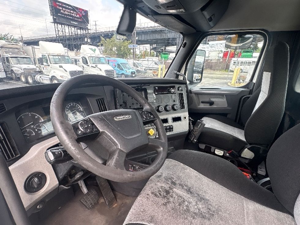 Day Cab Tractor-Heavy Duty Tractors-Freightliner-2020-T12664ST-North Bergen-NJ-679,956\n\t\tmiles-$ 27,750 - Image 10