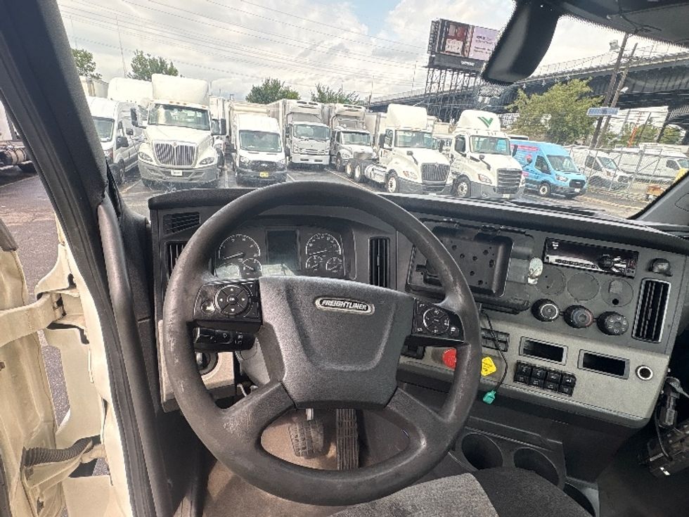 Day Cab Tractor-Heavy Duty Tractors-Freightliner-2020-T12664ST-North Bergen-NJ-679,956\n\t\tmiles-$ 27,750 - Image 11