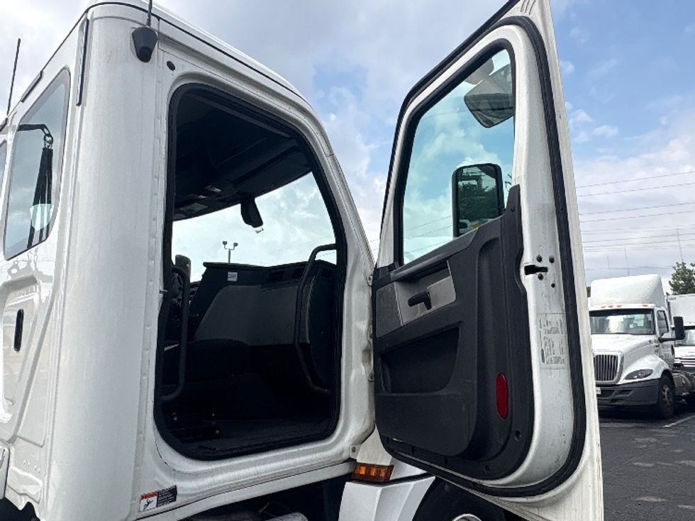 Day Cab Tractor-Heavy Duty Tractors-Freightliner-2020-T12664ST-North Bergen-NJ-679,956\n\t\tmiles-$ 27,750 - Image 12