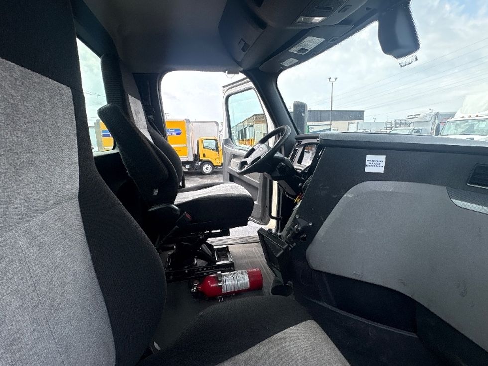Day Cab Tractor-Heavy Duty Tractors-Freightliner-2020-T12664ST-North Bergen-NJ-679,956\n\t\tmiles-$ 27,750 - Image 14