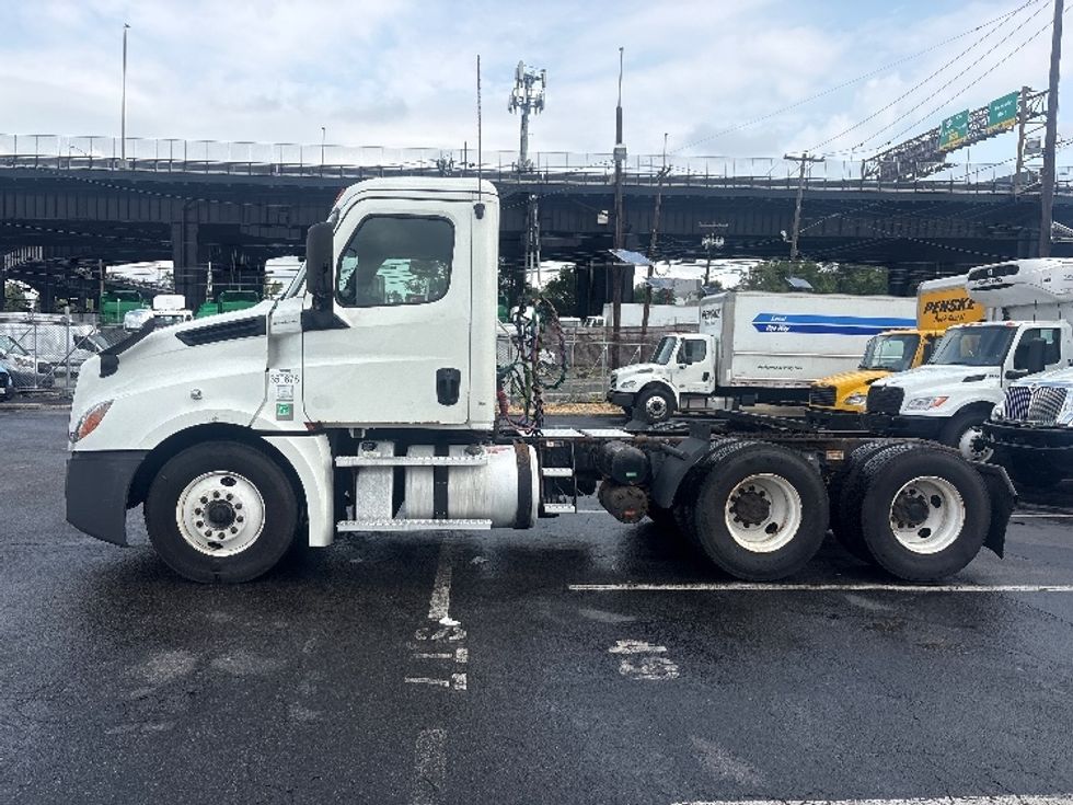 Day Cab Tractor-Heavy Duty Tractors-Freightliner-2020-T12664ST-North Bergen-NJ-679,956\n\t\tmiles-$ 27,750 - Image 4