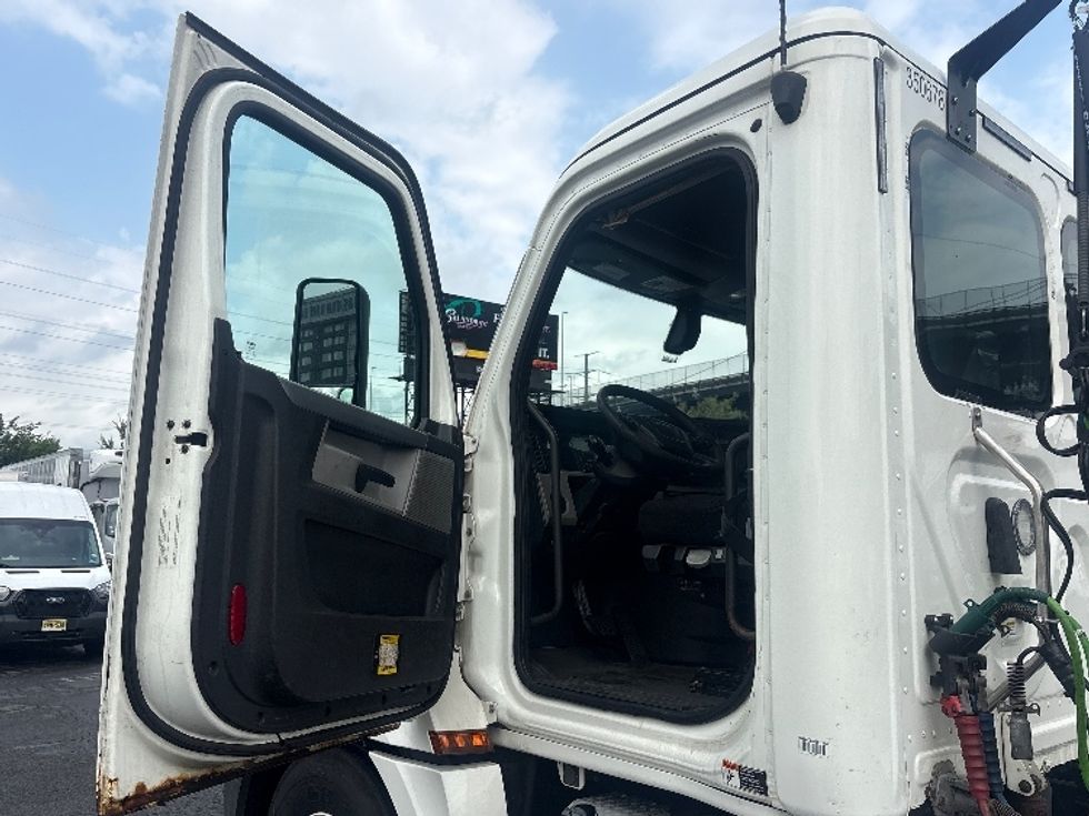 Day Cab Tractor-Heavy Duty Tractors-Freightliner-2020-T12664ST-North Bergen-NJ-679,956\n\t\tmiles-$ 27,750 - Image 9