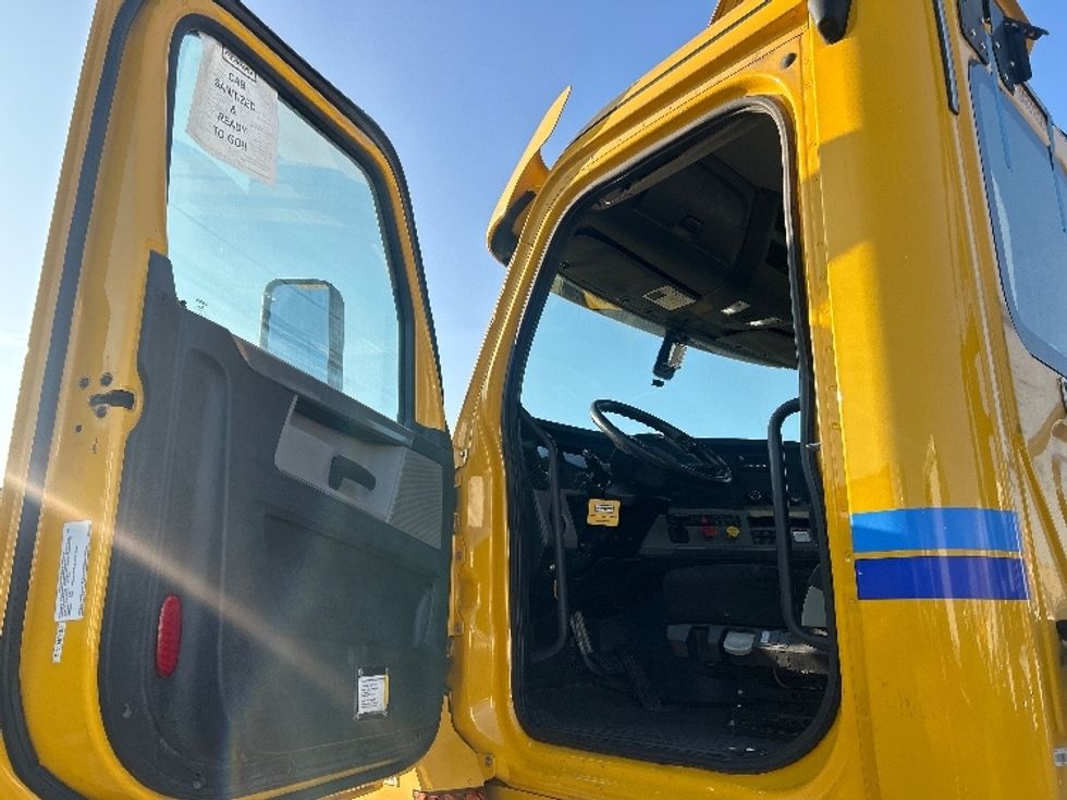 Day Cab Tractor-Heavy Duty Tractors-Freightliner-2020-T12664ST-North Las Vegas-NV-265,379\n\t\tmiles-$ 77,250 - Image 10