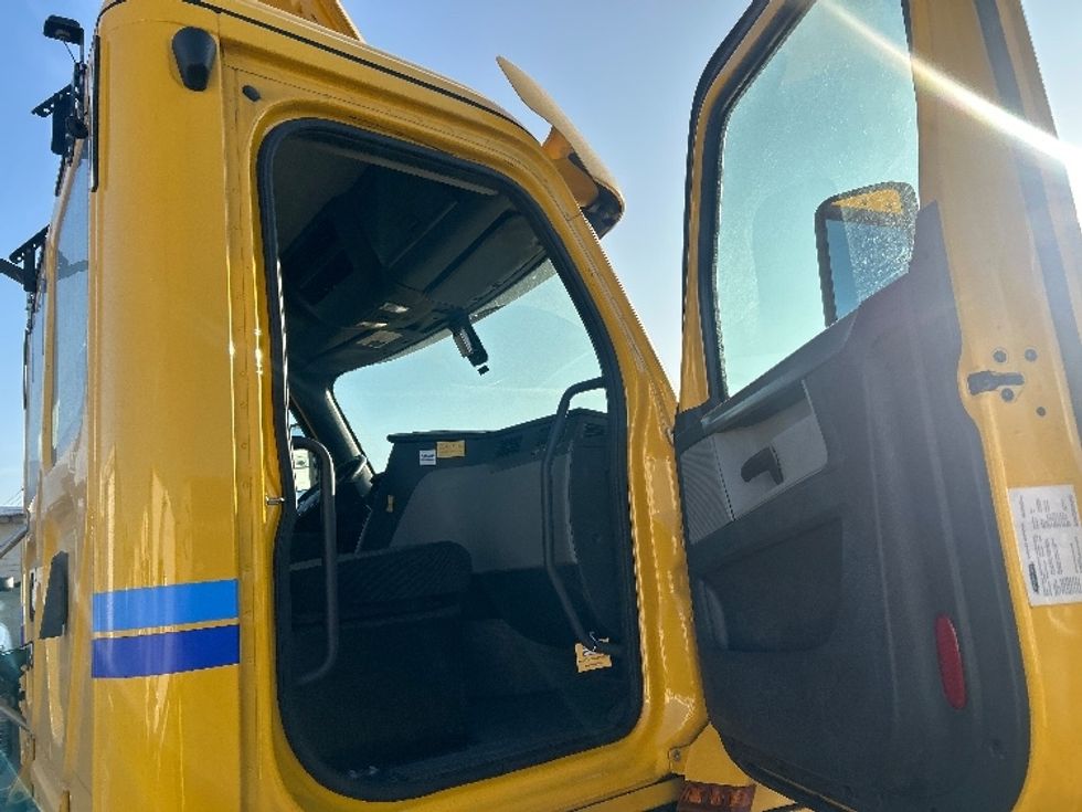 Day Cab Tractor-Heavy Duty Tractors-Freightliner-2020-T12664ST-North Las Vegas-NV-265,379\n\t\tmiles-$ 77,250 - Image 12