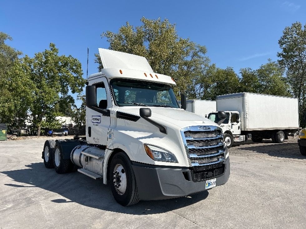 Day Cab Tractor-Heavy Duty Tractors-Freightliner-2020-T12664ST-North Liberty-IA-468,846\n\t\tmiles-$ 48,750 - Image 1