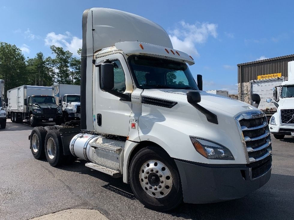 Day Cab Tractor-Heavy Duty Tractors-Freightliner-2020-T12664ST-Norton-MA-265,303\n\t\tmiles-$ 55,000 - Image 1