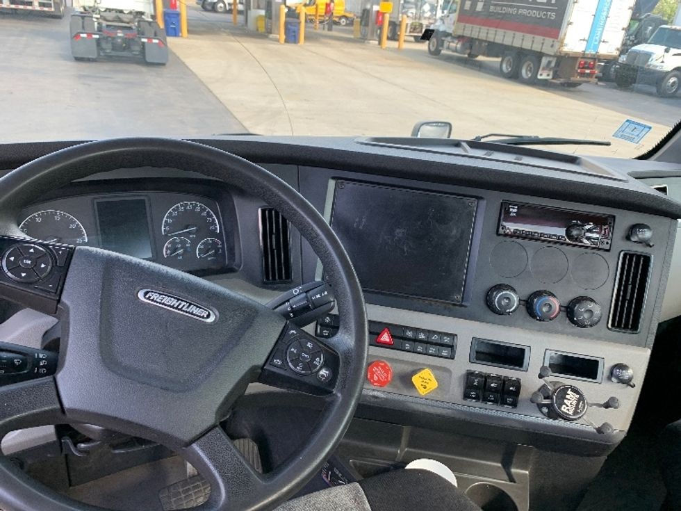 Day Cab Tractor-Heavy Duty Tractors-Freightliner-2020-T12664ST-Norton-MA-265,303\n\t\tmiles-$ 55,000 - Image 11