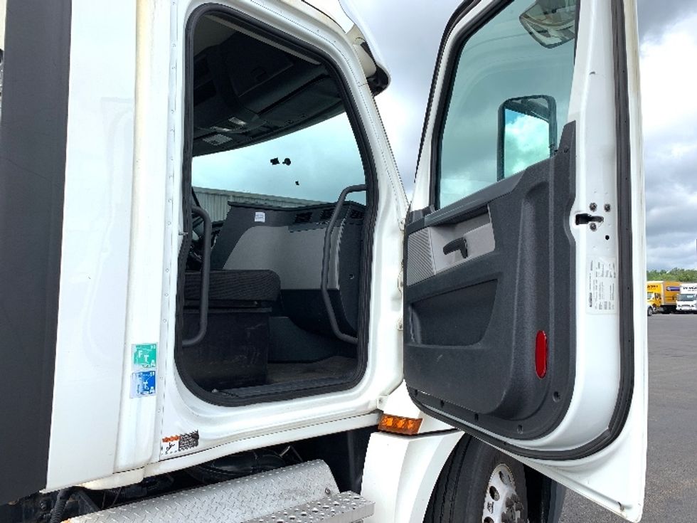 Day Cab Tractor-Heavy Duty Tractors-Freightliner-2020-T12664ST-Norton-MA-265,303\n\t\tmiles-$ 55,000 - Image 12