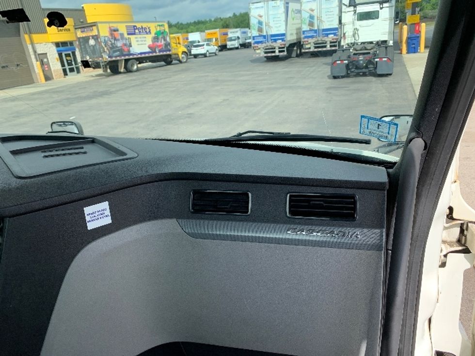 Day Cab Tractor-Heavy Duty Tractors-Freightliner-2020-T12664ST-Norton-MA-265,303\n\t\tmiles-$ 55,000 - Image 13