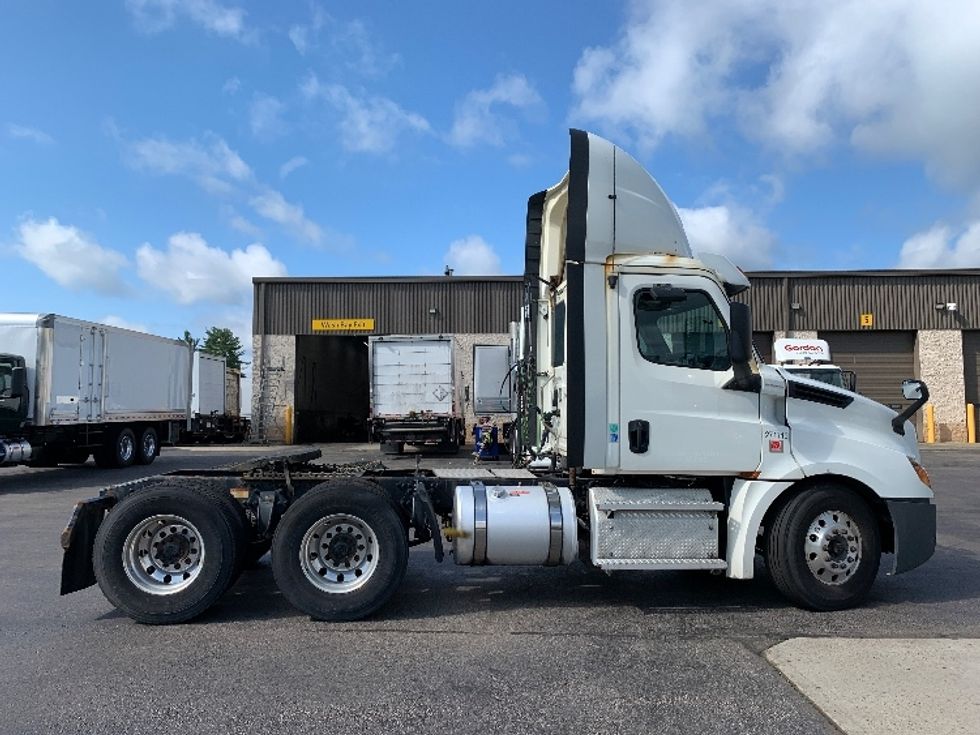 Day Cab Tractor-Heavy Duty Tractors-Freightliner-2020-T12664ST-Norton-MA-265,303\n\t\tmiles-$ 55,000 - Image 8