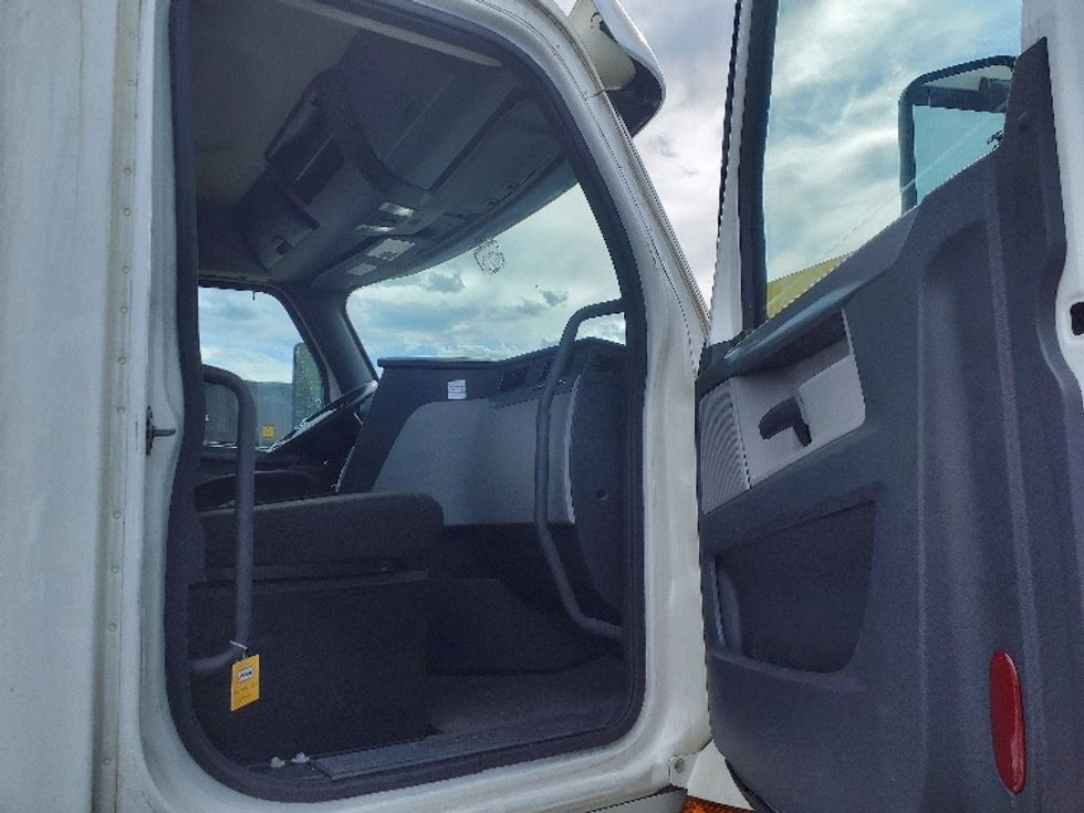 Day Cab Tractor-Heavy Duty Tractors-Freightliner-2020-T12664ST-Norton-MA-274,344\n\t\tmiles-$ 40,500 - Image 12