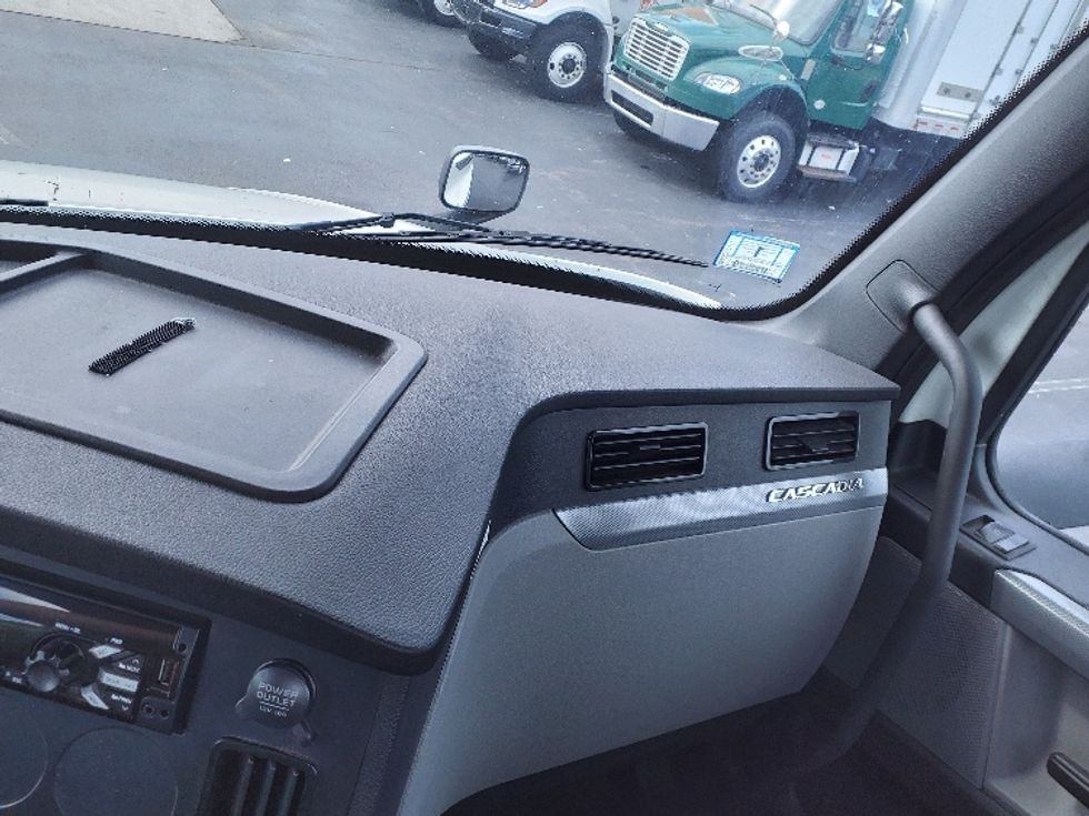 Day Cab Tractor-Heavy Duty Tractors-Freightliner-2020-T12664ST-Norton-MA-274,344\n\t\tmiles-$ 40,500 - Image 13