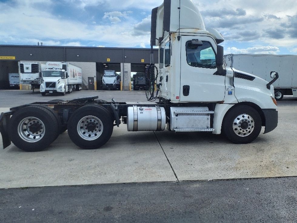 Day Cab Tractor-Heavy Duty Tractors-Freightliner-2020-T12664ST-Norton-MA-274,344\n\t\tmiles-$ 40,500 - Image 8
