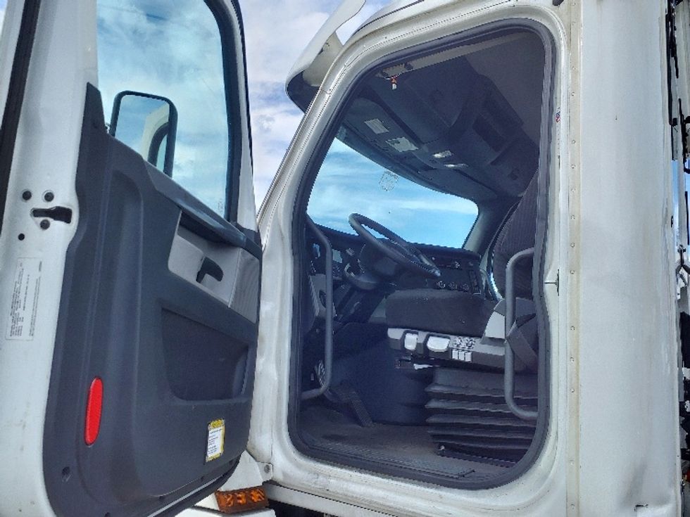 Day Cab Tractor-Heavy Duty Tractors-Freightliner-2020-T12664ST-Norton-MA-274,344\n\t\tmiles-$ 40,500 - Image 9