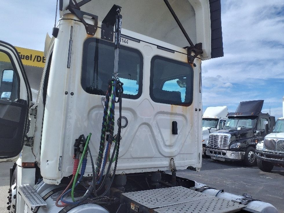 Day Cab Tractor-Heavy Duty Tractors-Freightliner-2020-T12664ST-Norton-MA-274,344\n\t\tmiles-$ 54,500 - Image 18