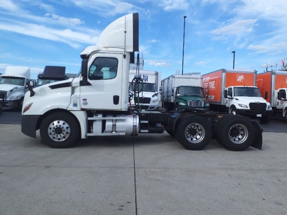 Day Cab Tractor-Heavy Duty Tractors-Freightliner-2020-T12664ST-Norton-MA-274,344\n\t\tmiles-$ 54,500 - Image 4