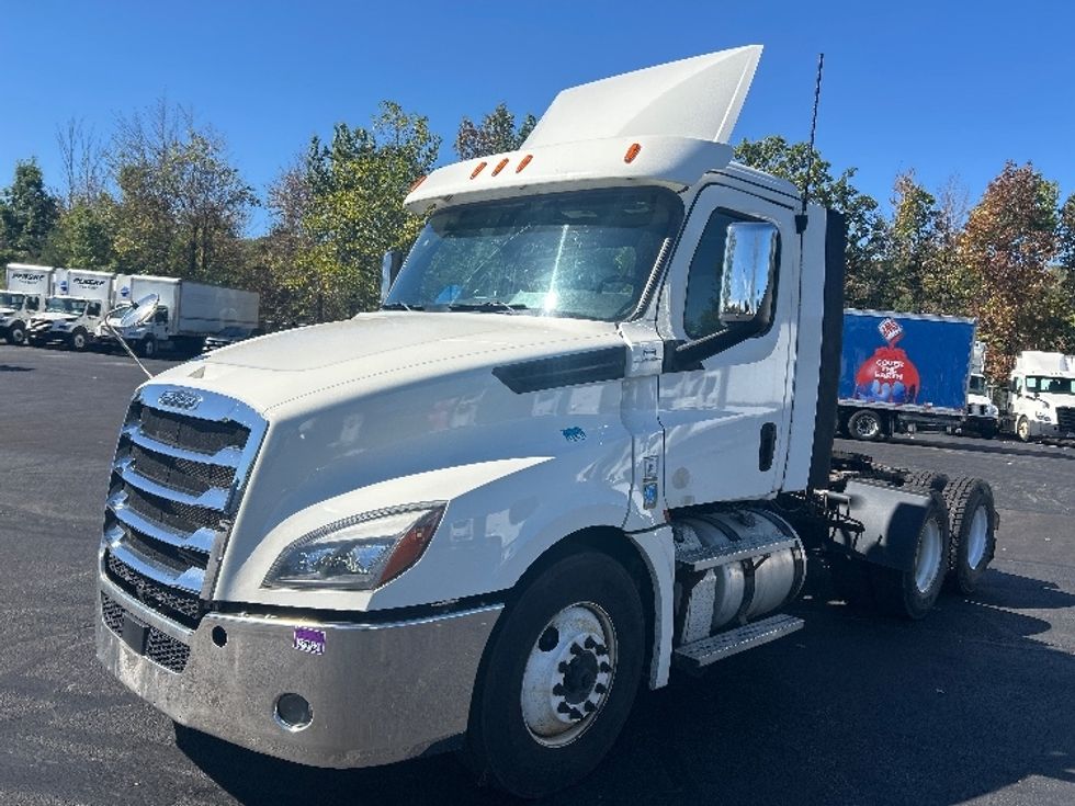 Day Cab Tractor-Heavy Duty Tractors-Freightliner-2020-T12664ST-Oakwood Village-OH-276,129\n\t\tmiles-$ 53,750 - Image 1