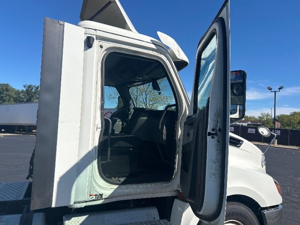 Day Cab Tractor-Heavy Duty Tractors-Freightliner-2020-T12664ST-Oakwood Village-OH-276,129\n\t\tmiles-$ 53,750 - Image 11