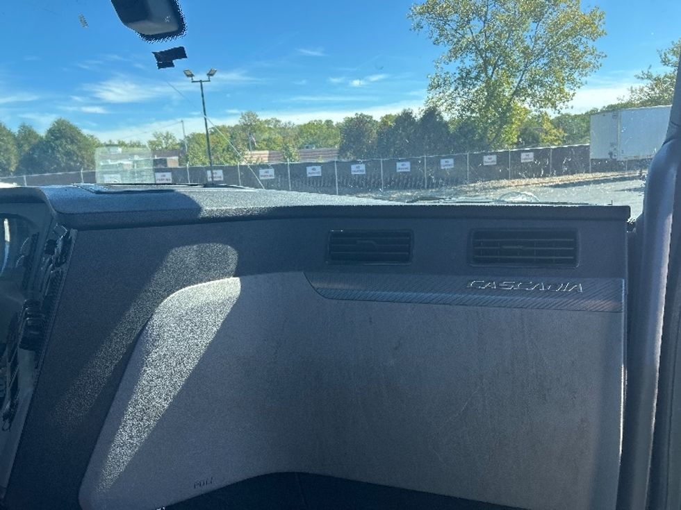 Day Cab Tractor-Heavy Duty Tractors-Freightliner-2020-T12664ST-Oakwood Village-OH-276,129\n\t\tmiles-$ 53,750 - Image 12