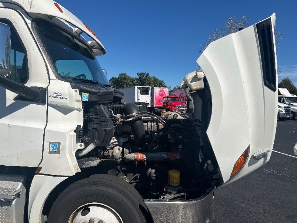 Day Cab Tractor-Heavy Duty Tractors-Freightliner-2020-T12664ST-Oakwood Village-OH-276,129\n\t\tmiles-$ 53,750 - Image 14