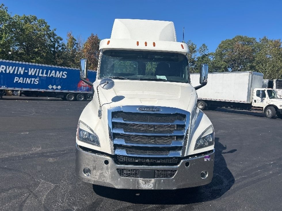 Day Cab Tractor-Heavy Duty Tractors-Freightliner-2020-T12664ST-Oakwood Village-OH-276,129\n\t\tmiles-$ 53,750 - Image 2