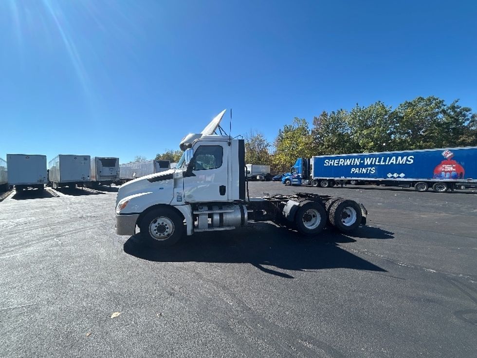 Day Cab Tractor-Heavy Duty Tractors-Freightliner-2020-T12664ST-Oakwood Village-OH-276,129\n\t\tmiles-$ 53,750 - Image 4