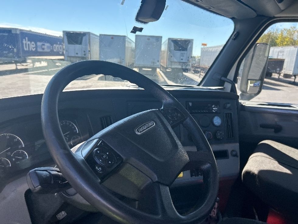 Day Cab Tractor-Heavy Duty Tractors-Freightliner-2020-T12664ST-Oakwood Village-OH-276,129\n\t\tmiles-$ 53,750 - Image 9