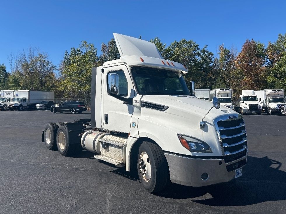 Day Cab Tractor-Heavy Duty Tractors-Freightliner-2020-T12664ST-Oakwood Village-OH-338,903\n\t\tmiles-$ 50,500 - Image 1