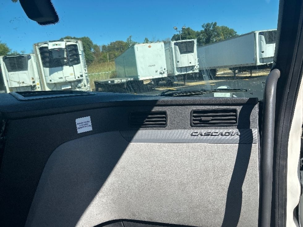 Day Cab Tractor-Heavy Duty Tractors-Freightliner-2020-T12664ST-Oakwood Village-OH-338,903\n\t\tmiles-$ 50,500 - Image 13