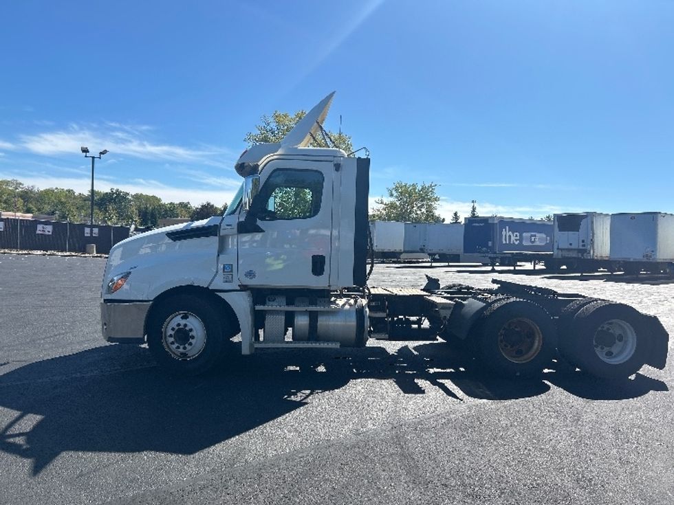 Day Cab Tractor-Heavy Duty Tractors-Freightliner-2020-T12664ST-Oakwood Village-OH-338,903\n\t\tmiles-$ 50,500 - Image 4